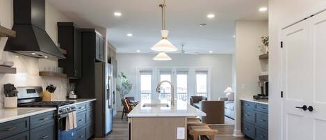 ثلاجة، ميكروويف، فرن، موقد طهي مسطح