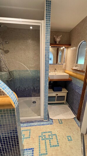 Dusj, hårføner, håndklær og såpe