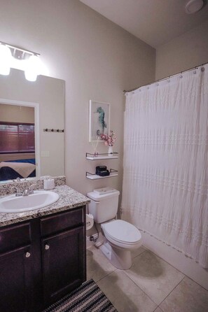 Dusche, Haartrockner, Handtücher, Shampoo