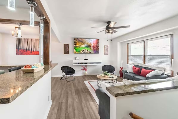 TV, offices - Midwest Haven- Spacious, Family Home, Near Airport (Kansas City)