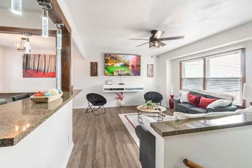 Midwest Haven- Spacious, Family Home, Near Airport