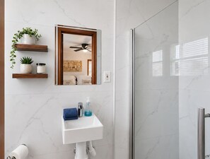Dusche, Haartrockner, Handtücher, Shampoo