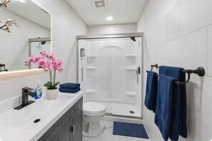 Bruser, hårtørrer, håndklæder, Shampoo