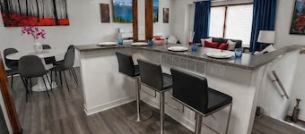 Midwest Haven- Spacious, Family Home, Near Airport