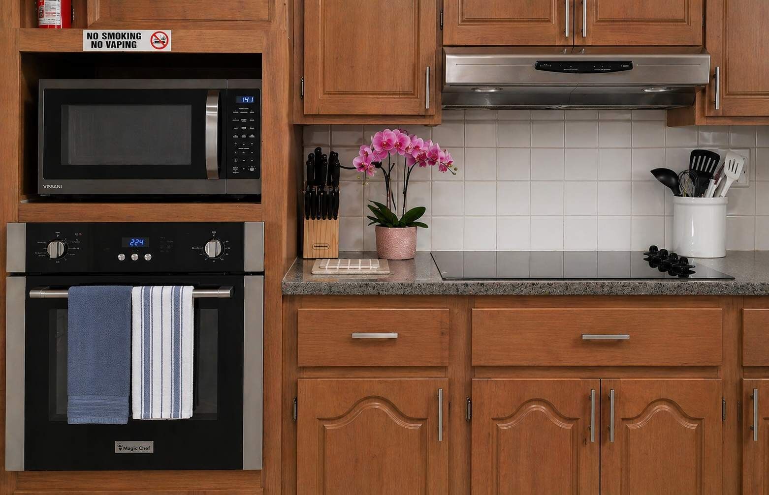 Frigorífico, microondas, horno y placa de cocina