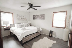 3 bedrooms, desk, iron/ironing board, WiFi - Midwest Haven- Spacious, Family Home, Near Airport (Kansas City)