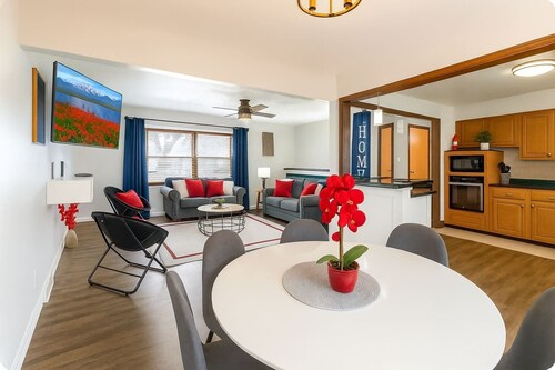 Midwest Haven- Spacious, Family Home, Near Airport
