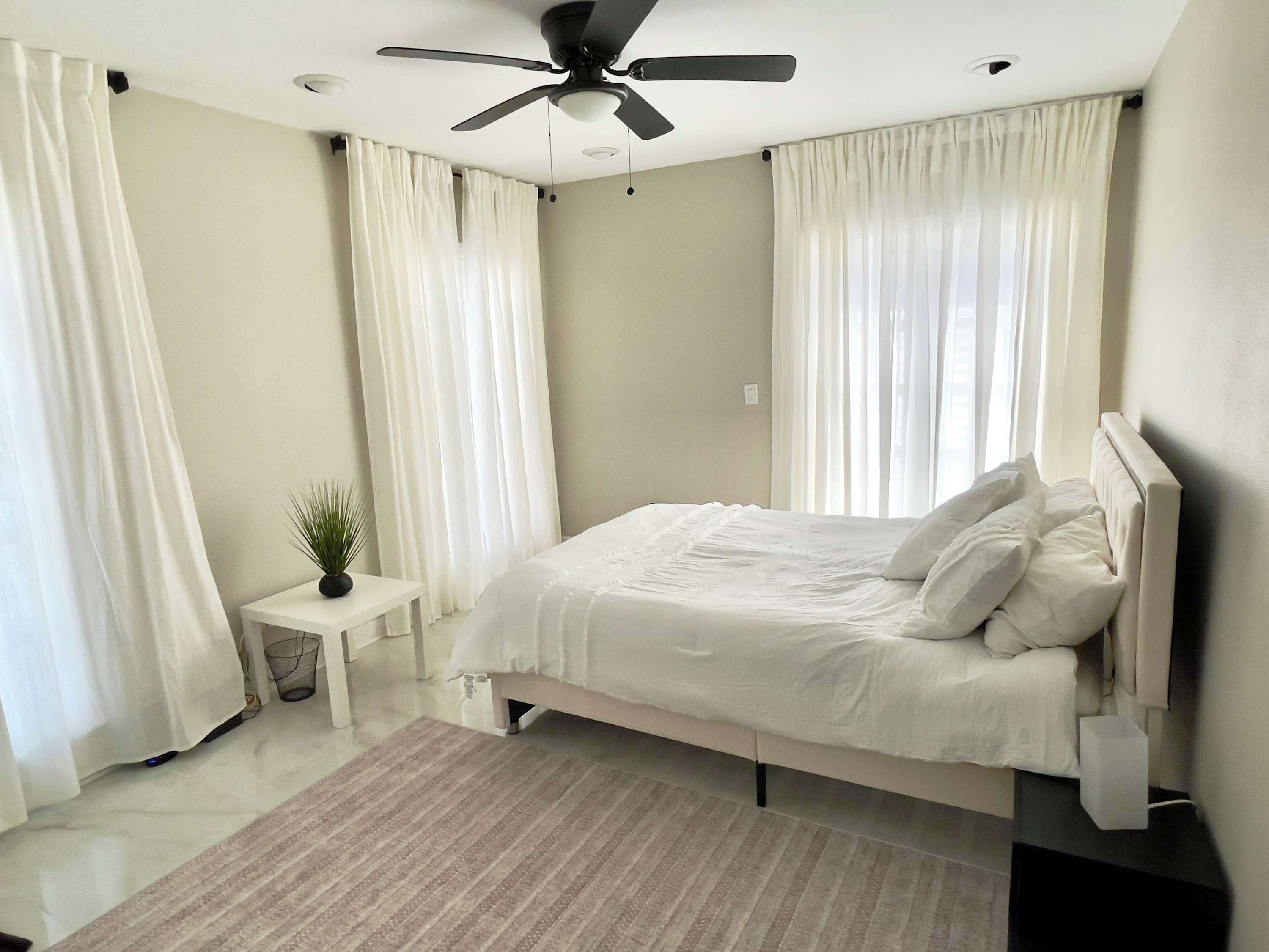 4 makuuhuonetta, työpöytä, vauvan matkasänky, internet