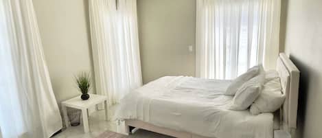 4 makuuhuonetta, työpöytä, vauvan matkasänky, internet