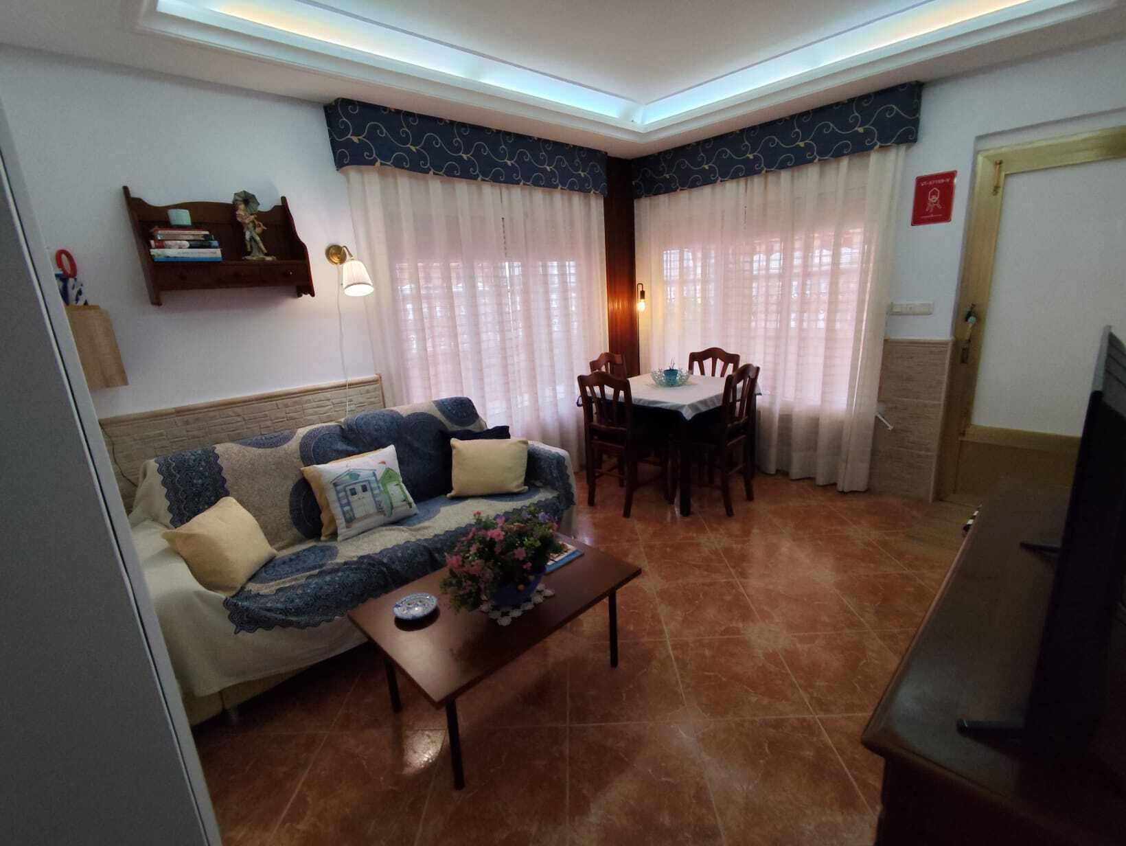 Een televisie en boeken