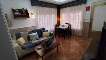 Een televisie en boeken