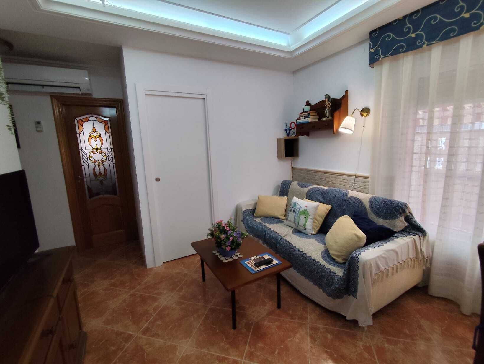 Een televisie en boeken