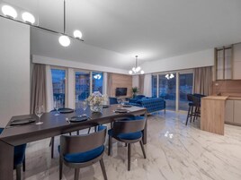 Escritorio y espacio para trabajar con laptop 