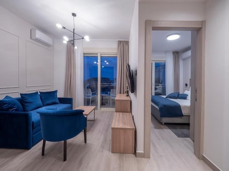 Executive Suite, Balcony, City View | Living area. Hotel Idila