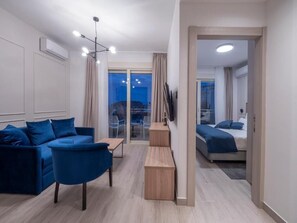 Executive Suite, Balcony, City View | Living area