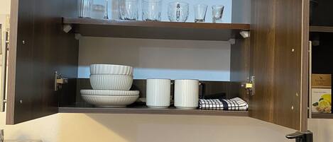 冷蔵庫、電子レンジ、コンロ、電気ポット