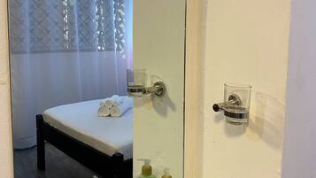 Serviettes fournies, savon, papier toilette