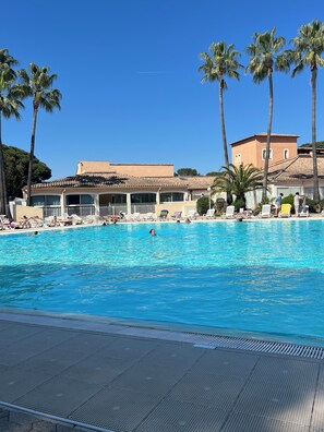 Utendørsbasseng og et oppvarmet basseng