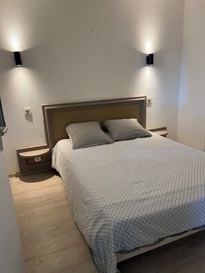 1 chambre, lit parapluie, Wi-Fi gratuit, draps fournis