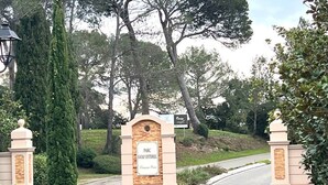A gated entrance to a golf course with a sign reading "PARK GOLF ESTEREL." - Residence Domaine de Valescure Saint-Raphaël (Saint-Raphaël)