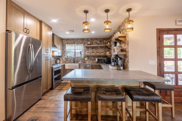 Fridge, microwave, oven, stovetop - Cozy Cottage in the Desert in peaceful Sun City with AC, WiFi (Sun City)