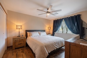 2 bedrooms, desk, iron/ironing board, WiFi