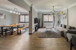 Appartement de base (Graphite) | Aire de séjour | Téléviseur connecté de 55 po avec télévision par satellite