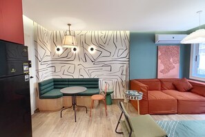 Eenvoudig appartement | Woonruimte | Televisie