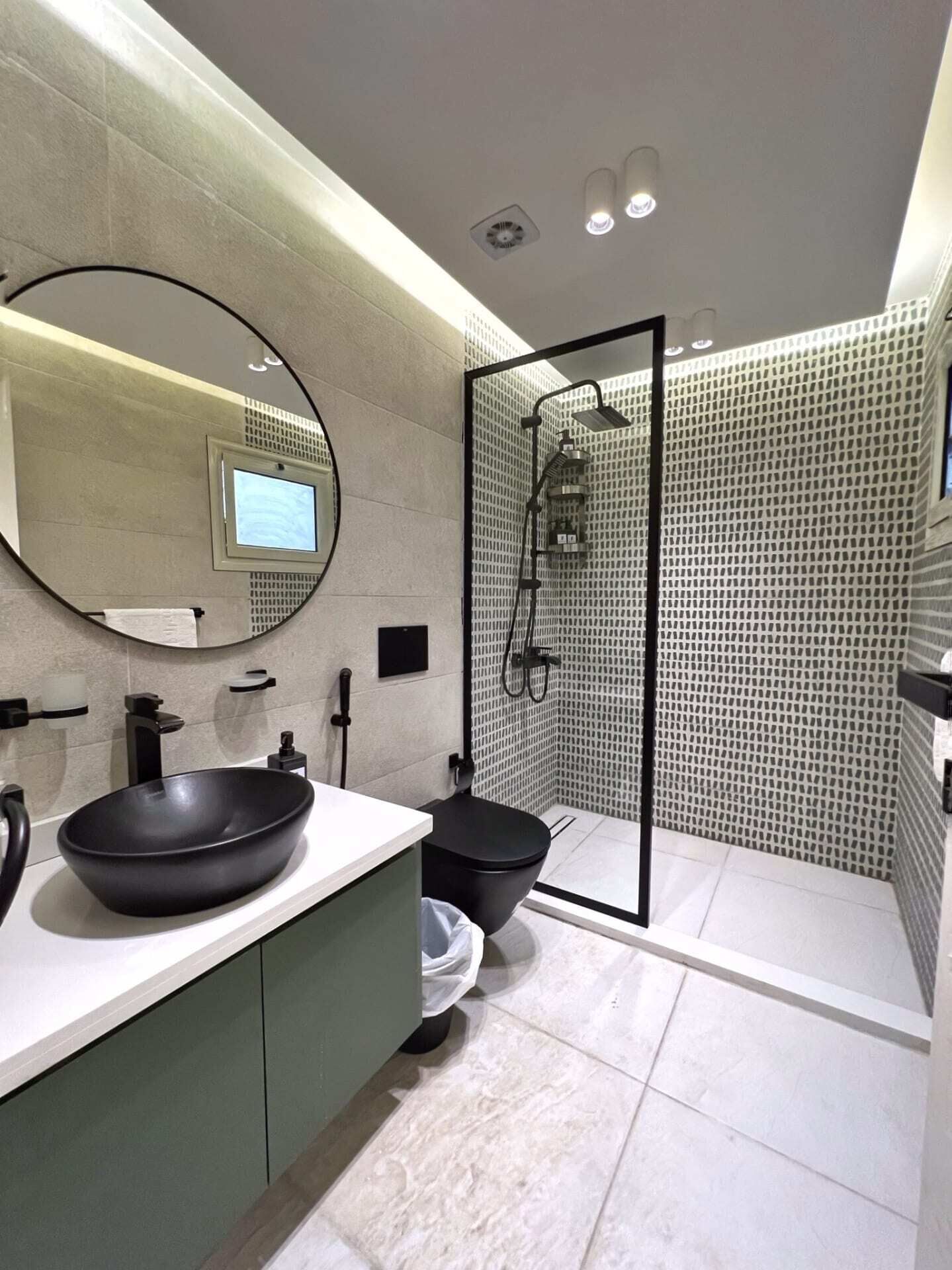 Basic Studio (Peridot Flatette) | Bathroom | Eco-friendly toiletries, hair dryer, towels, soap
