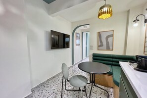 Una kitchenette con estufa, pileta y mostrador. Cuenta con un comedor con mesa y sillas.