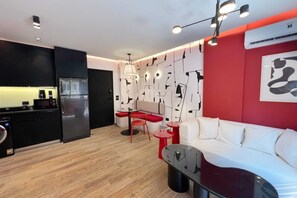 Appartement (Scarlet Condo) | Coin séjour | TV connectée de 55 pouces avec chaînes par satellite
