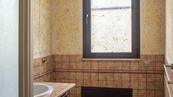 Een douche, een haardroger, een bidet, handdoeken