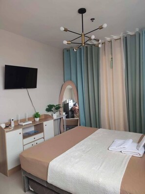 1 bedroom, desk, WiFi, bed sheets
