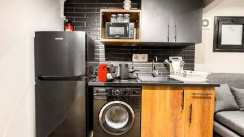 Basic Apartment | Private kitchen | Fridge, microwave, oven, stovetop