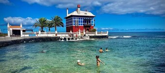 "Casita de Arrieta" Close to everything and steps from the sea!