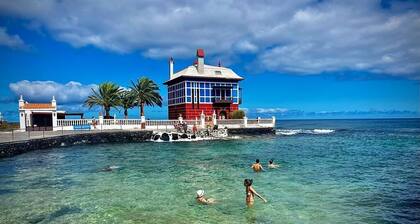 "Casita de Arrieta" Close to everything and steps from the sea!