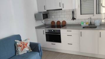 Een koelkast, een magnetron, een oven, een kookplaat