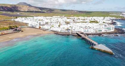 "Casita de Arrieta" Close to everything and steps from the sea!