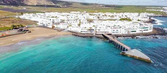 "Casita de Arrieta" Close to everything and steps from the sea!