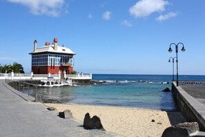 Beach - "Casita de Arrieta" Close to everything and steps from the sea! (Arrieta)
