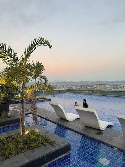 Elegant 1BR, Panoramic Pool, Great View, Eastwood City near CBD Ortigas CBD - 24