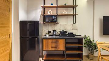 Basic Apartment | Private kitchen | Fridge, microwave, oven, stovetop