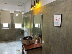 Biệt thự Deluxe, bếp, quang cảnh vườn | Phòng tắm | Buồng tắm vòi sen, máy sấy tóc, khăn tắm, xà phòng 