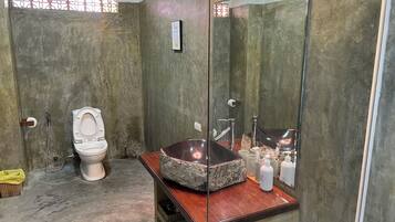 Vila luxo, cozinha, vista para o jardim | Banheiro | Chuveiro, secador de cabelo, toalhas de banho, sabonete