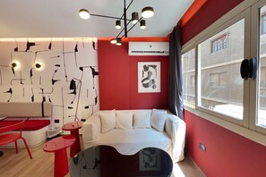 Basic-Apartment | Wohnbereich | Fernseher