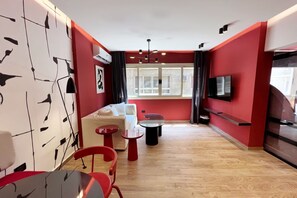 Basic-Apartment | Wohnbereich | Fernseher