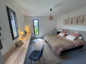 5 bedrooms, desk, WiFi, bed sheets