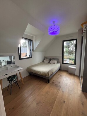 5 bedrooms, desk, WiFi, bed sheets