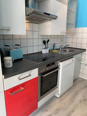 Jääkaappi, mikroaaltouuni, uuni, liesi