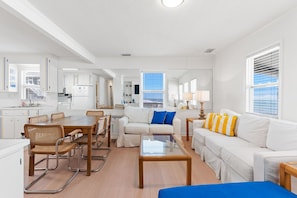 Een modern appartement met een eethoek, woonkamer en keuken.